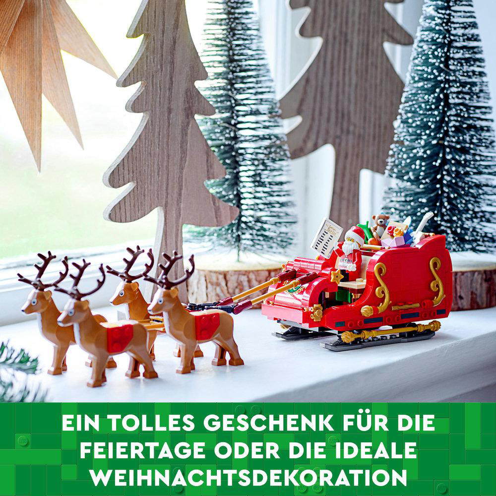 Weihnachtsszene mit Rentieren, die einen Weihnachtsmann-Schlitten ziehen, mit Bäumen.