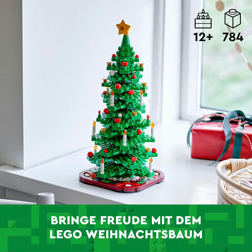 Lego Weihnachtsbaum, grün mit roten Details, auf weißer Oberfläche.