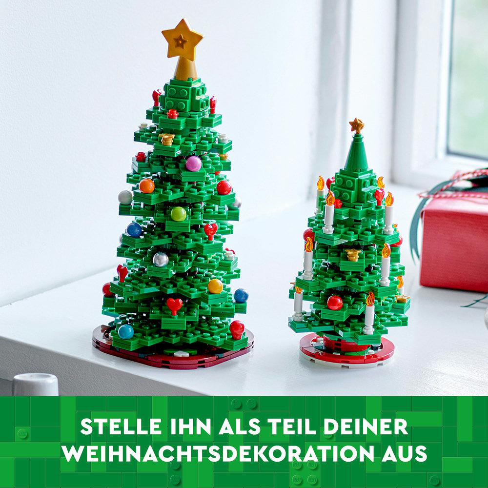 Zwei Lego-Weihnachtsbäume mit Sternaufsätzen. Einer kleiner, einer größer, beide grün.