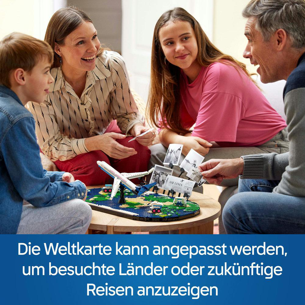 Familie spielt mit einem Weltkarten-Lego-Set. Sie lächeln und interagieren mit dem Set.