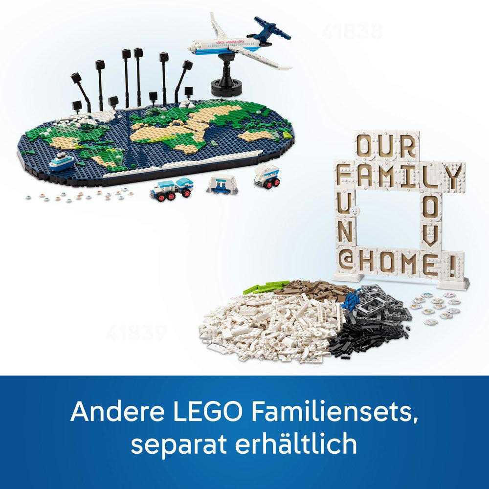 Lego-Set mit Weltkarte, Flugzeug und Familienbuchstaben. Text unten.