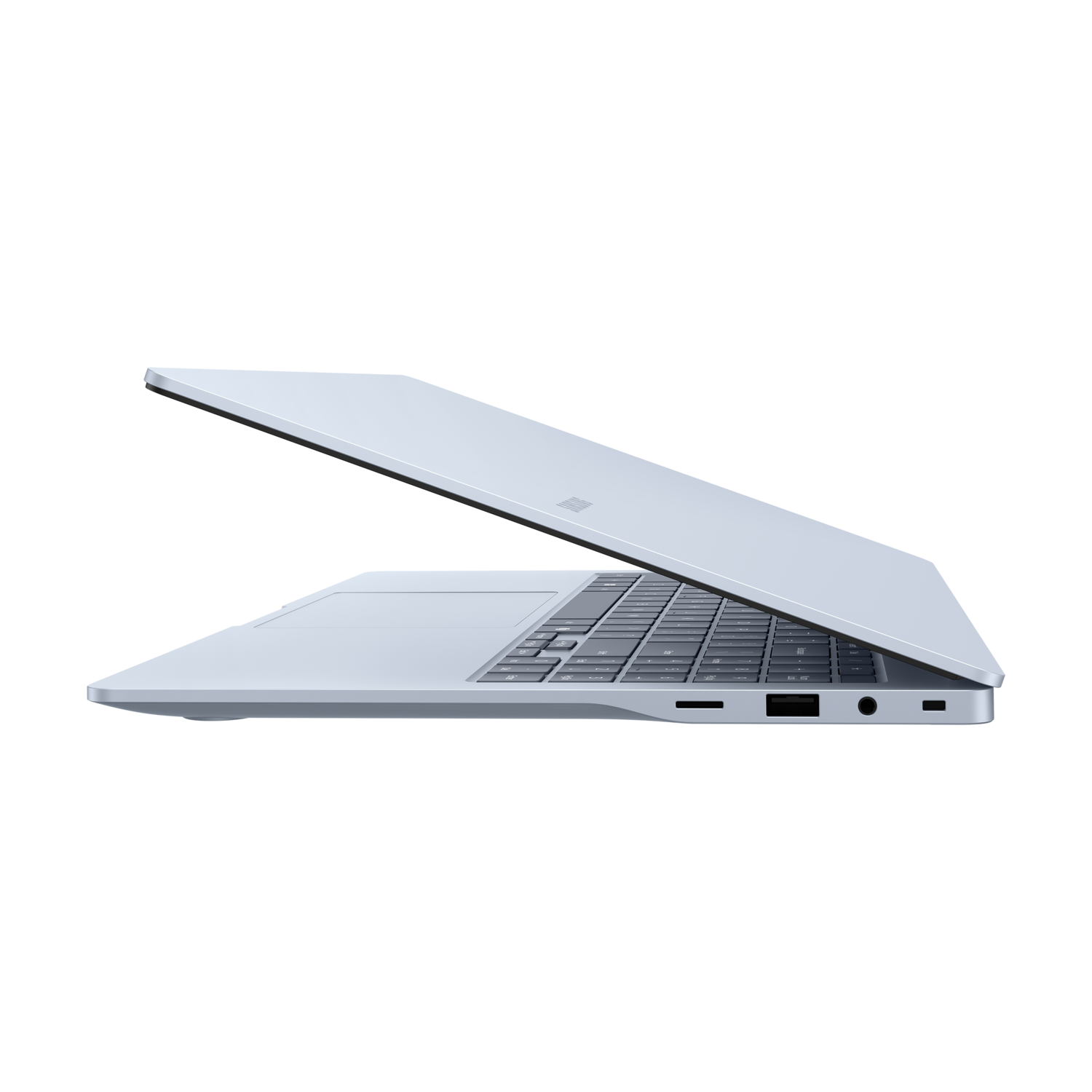 Lichtblauwe laptop, open, met toetsenbord en scherm, op een zwarte achtergrond.