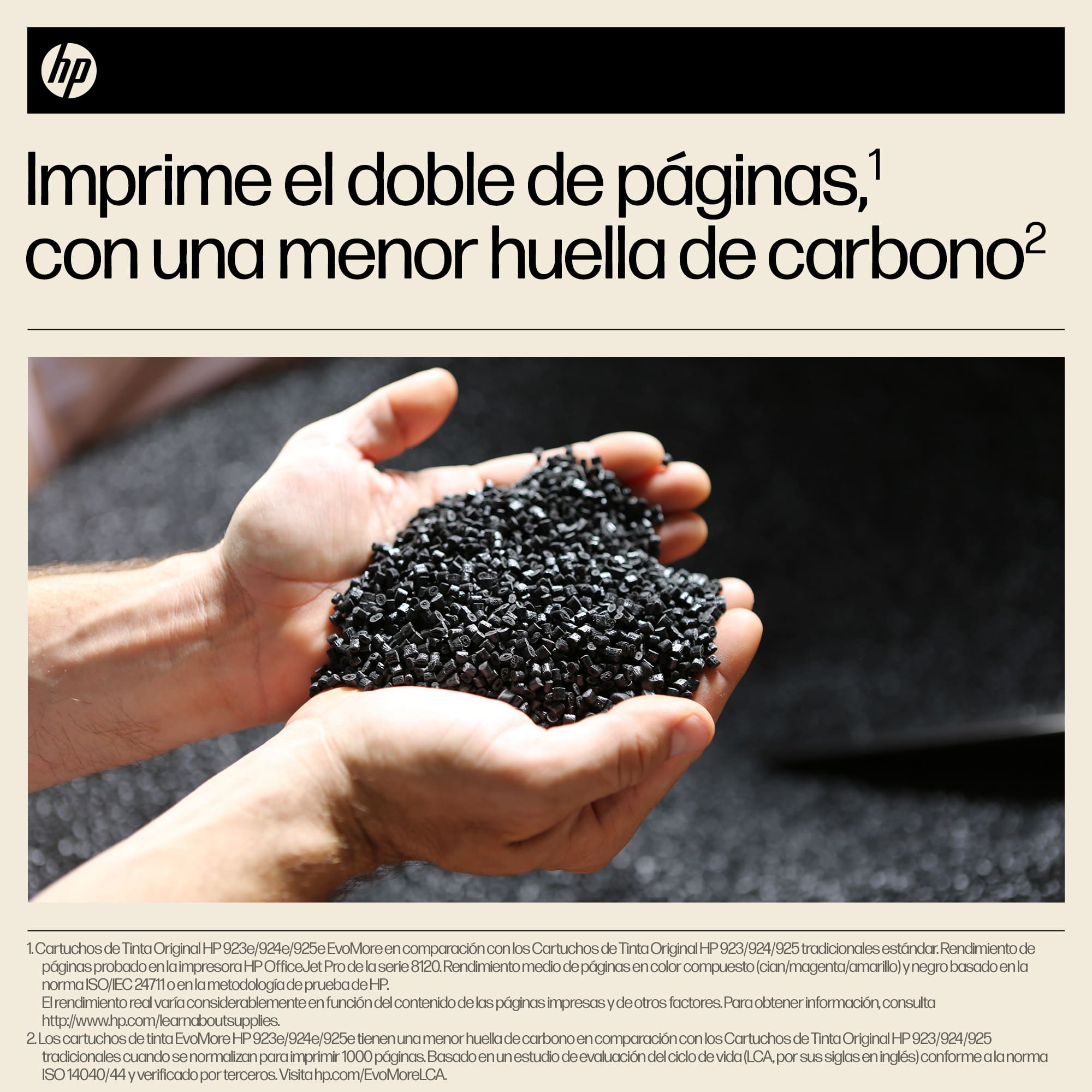 Manos sosteniendo bolitas negras. Texto: Imprime el doble de páginas con menor huella de carbono.