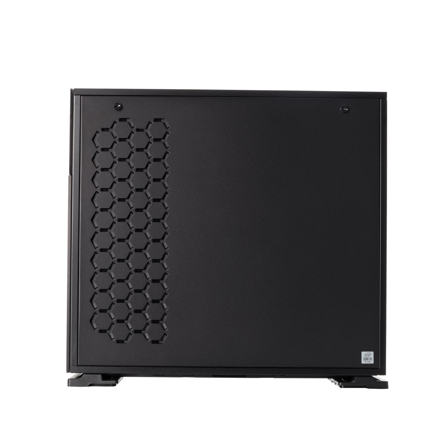 Een zwarte computerkast met een honingraatpatroon op de zijkant. Beschikt over een minimalistisch ontwerp.