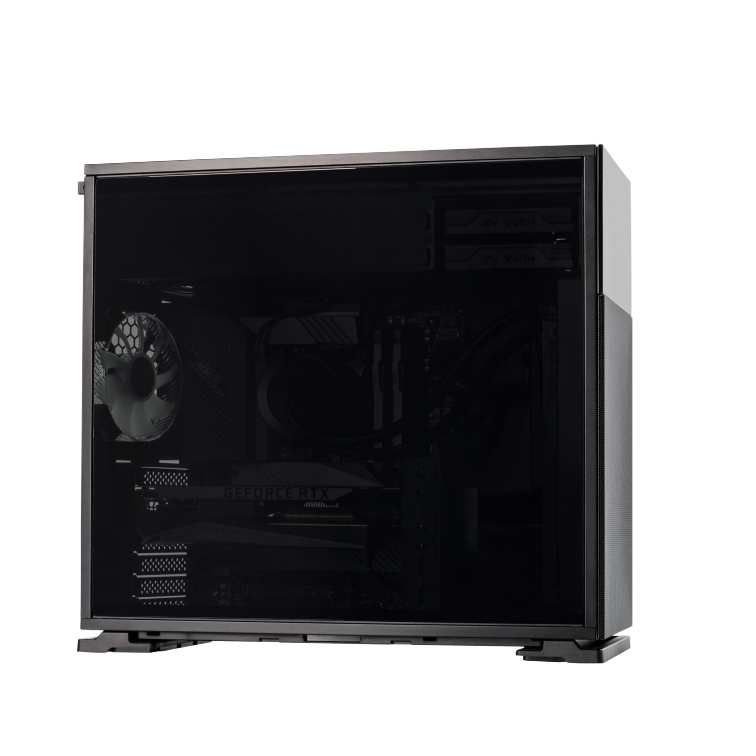 Zwarte computerkast met glazen zijpaneel. Interieur zichtbaar met componenten zoals GPU en ventilatoren.