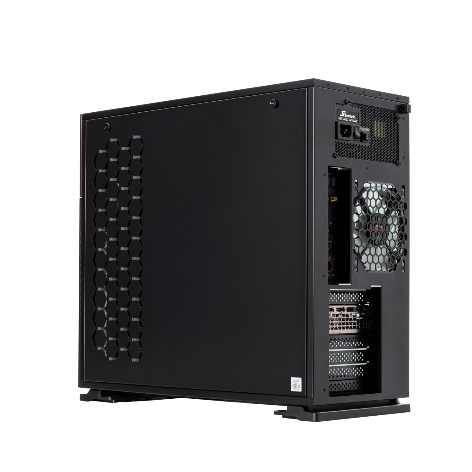 Een zwarte computerkast met honingraatpatroon aan de zijkant en zichtbare componenten.