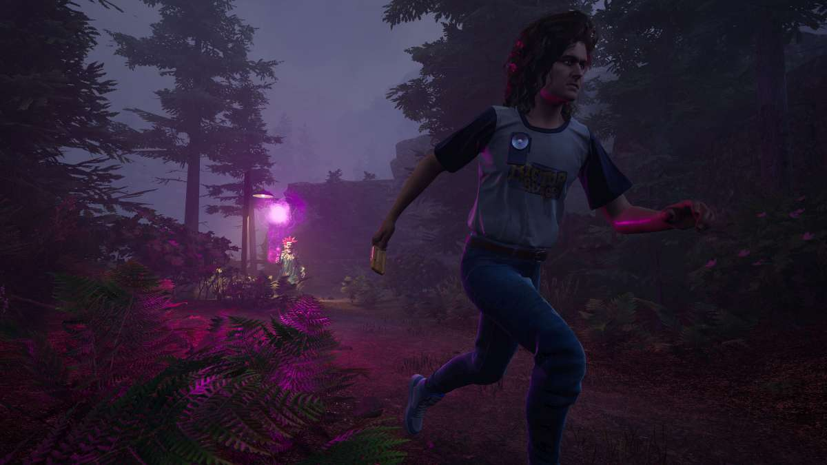 Mężczyzna biegnie przez las, oświetlony fioletowym i różowym światłem.