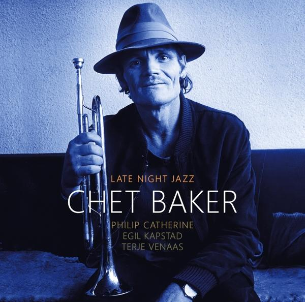 Homme chapeauté tenant une trompette, avec texte sur Chet Baker.