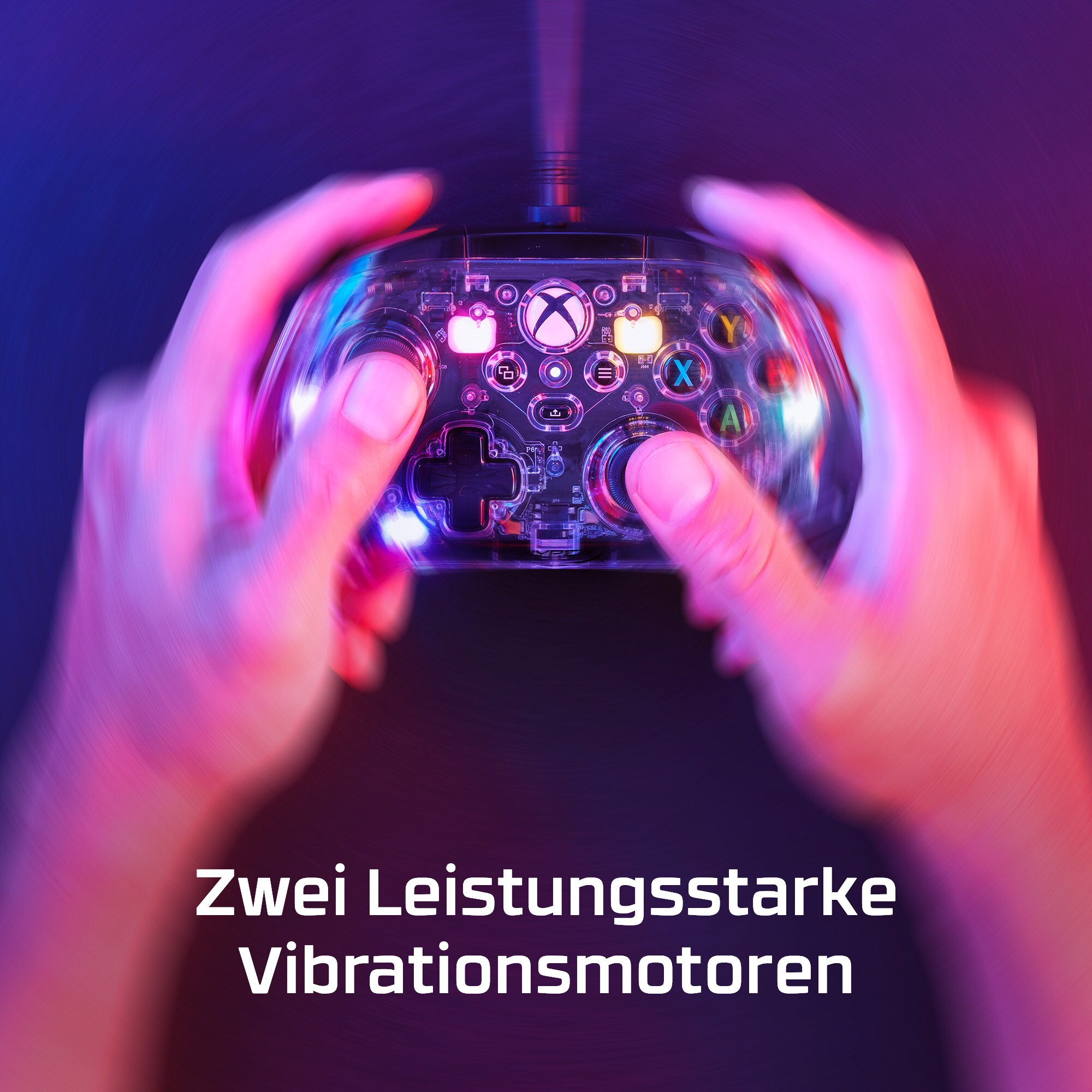 Hände halten einen durchsichtigen Xbox-Controller mit beleuchteten Tasten und rotem/blauem Hintergrund.