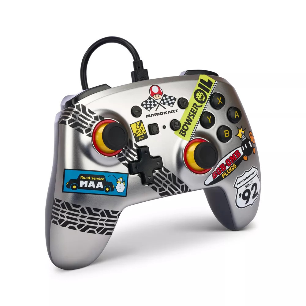 Mario Kart çıkartmalı, siyah butonlu ve siyah kablolu gümüş Nintendo Switch kontrolcüsü.