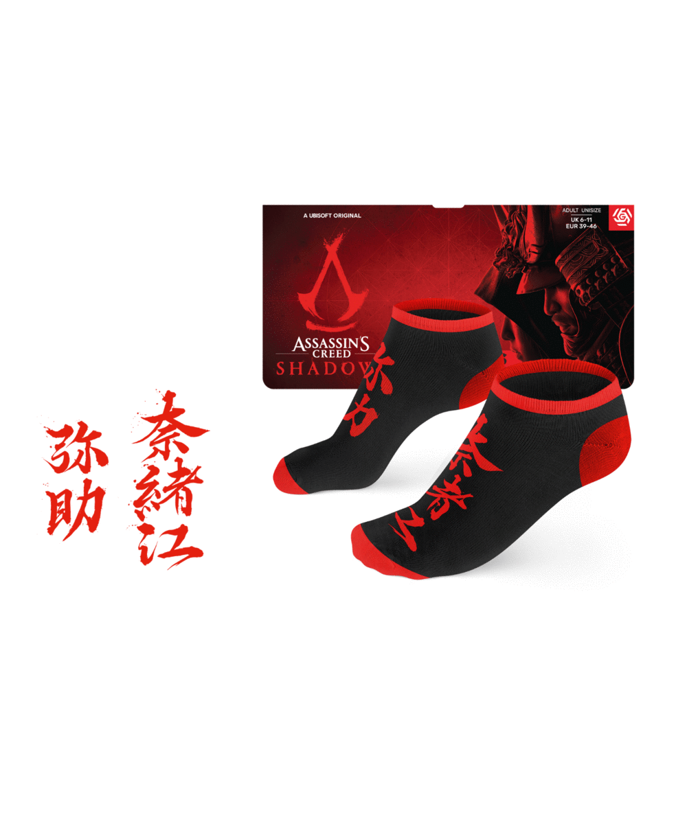 Czarne skarpetki z czerwonymi akcentami i stylizowanym logo.