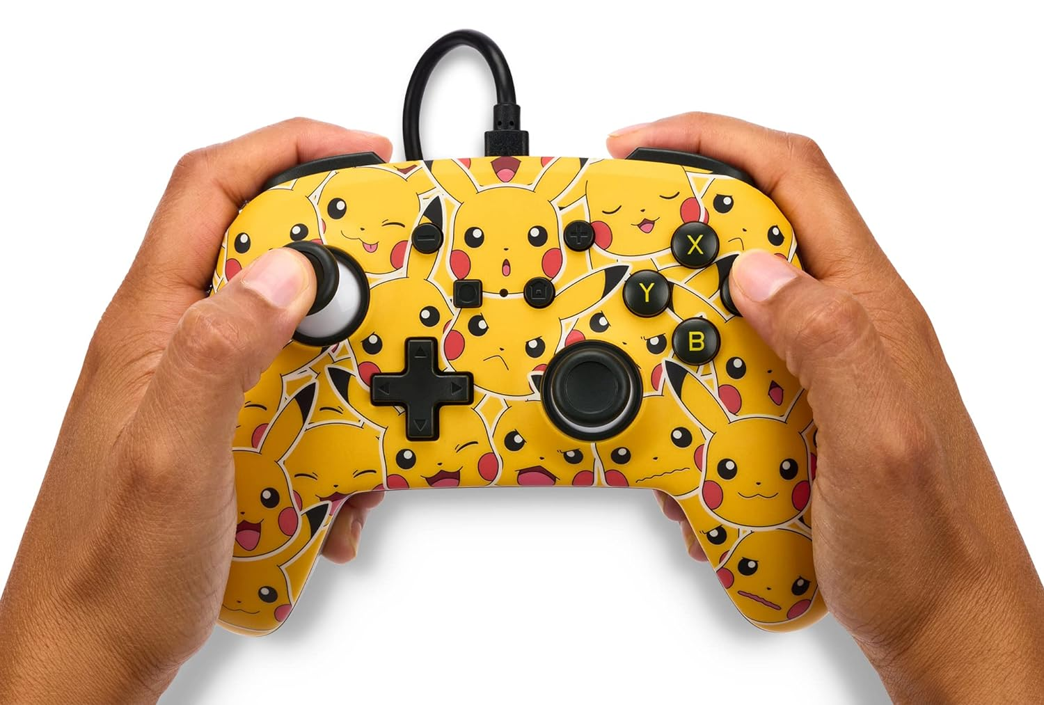 Eller, sarı bir Pikachu temalı oyun kumandasını tutuyor.