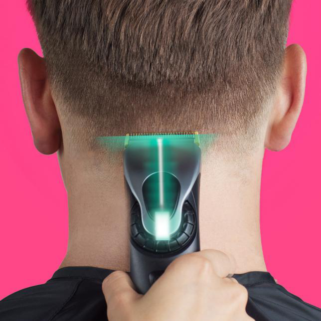 Eine Person rasiert ihren Nacken mit einem schwarzen Haarschneider auf pinkfarbenem Hintergrund.