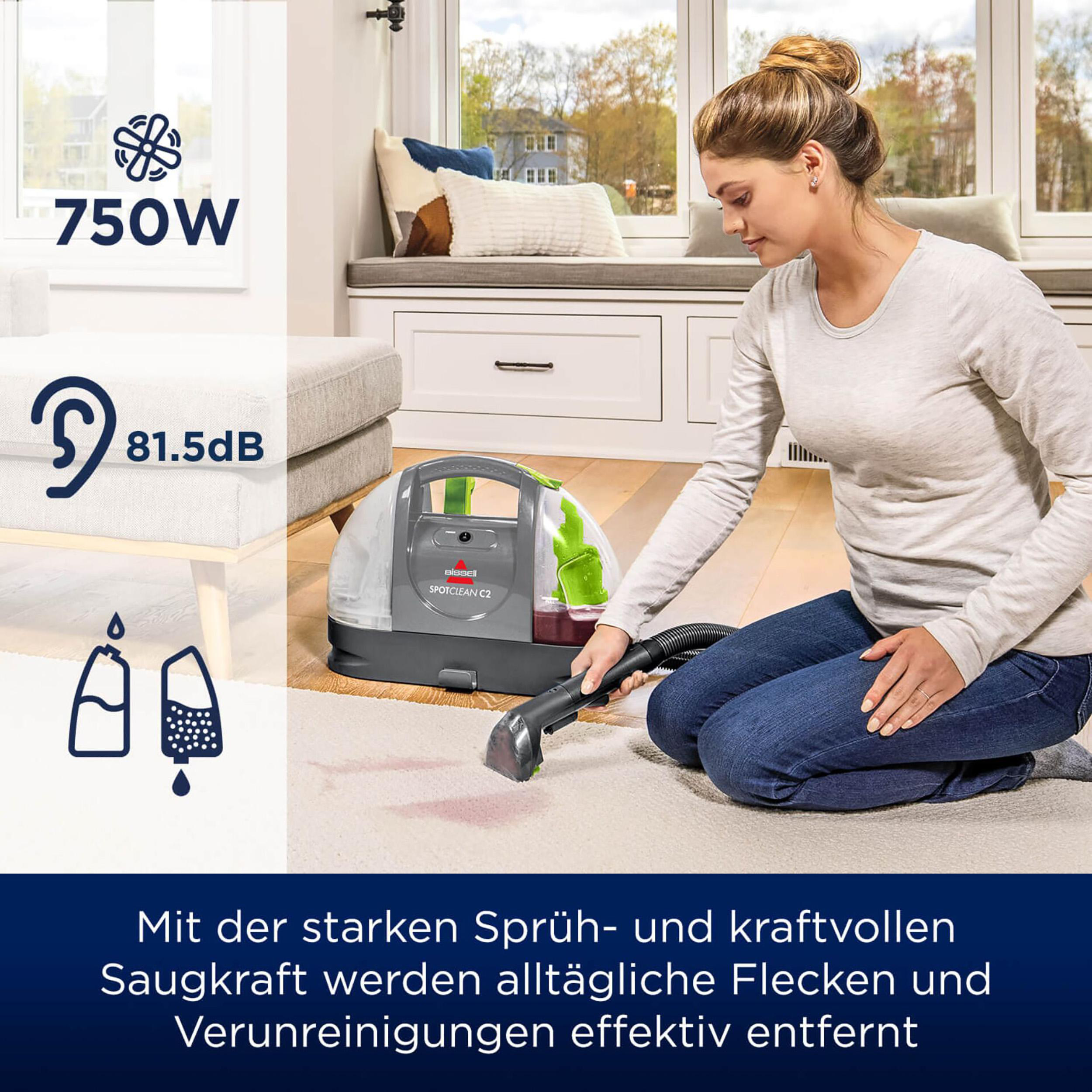 Eine Frau saugt einen Teppich mit einem Teppichreiniger. Text und Symbole befinden sich links.