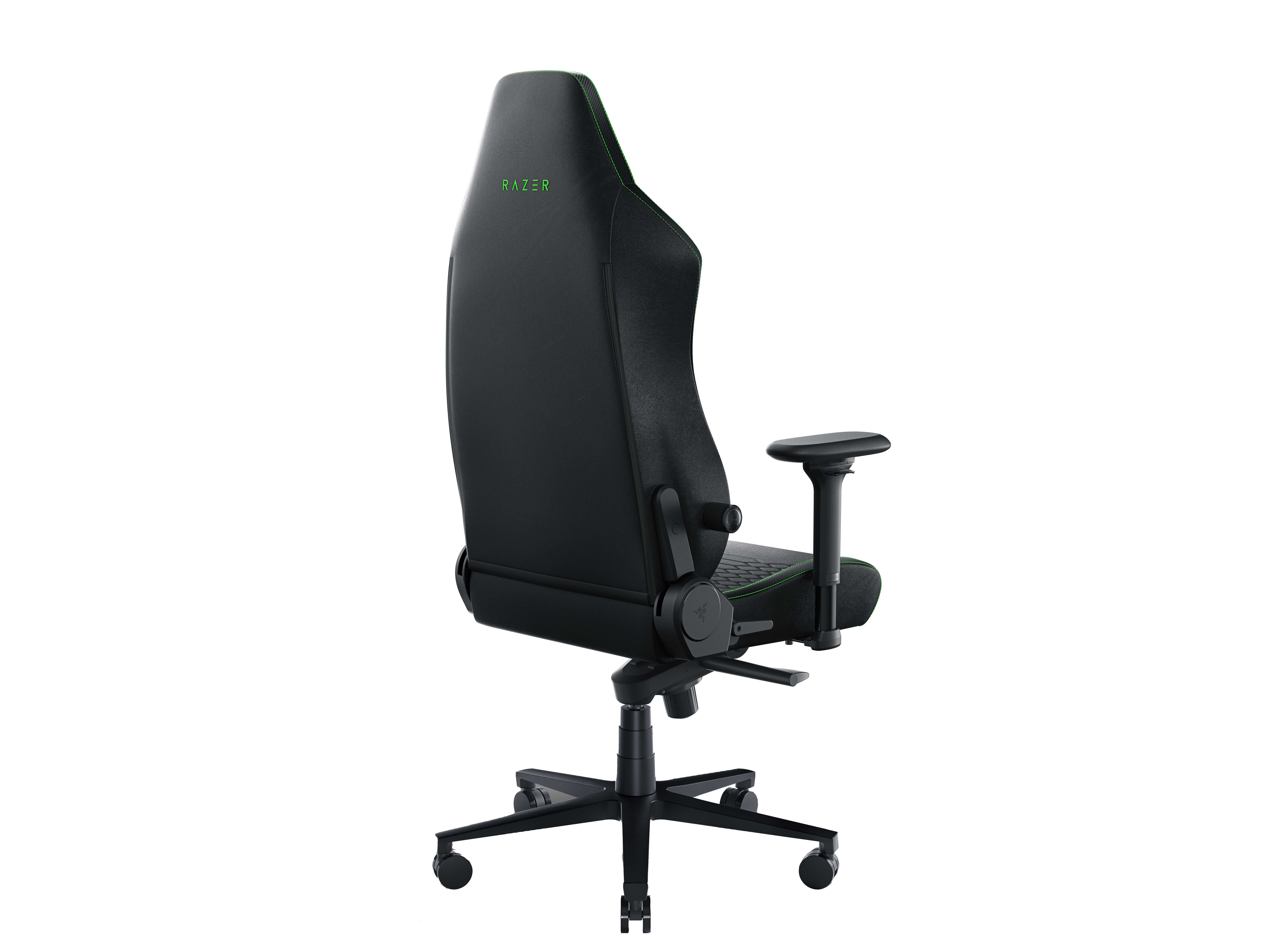 Yeşil vurgulara sahip siyah bir Razer oyun koltuğu, sırtını ve kol dayanaklarını gösteriyor.