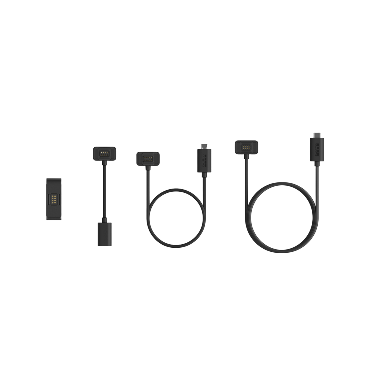 Mehrere schwarze Ladekabel und ein kleiner Fitnesstracker.