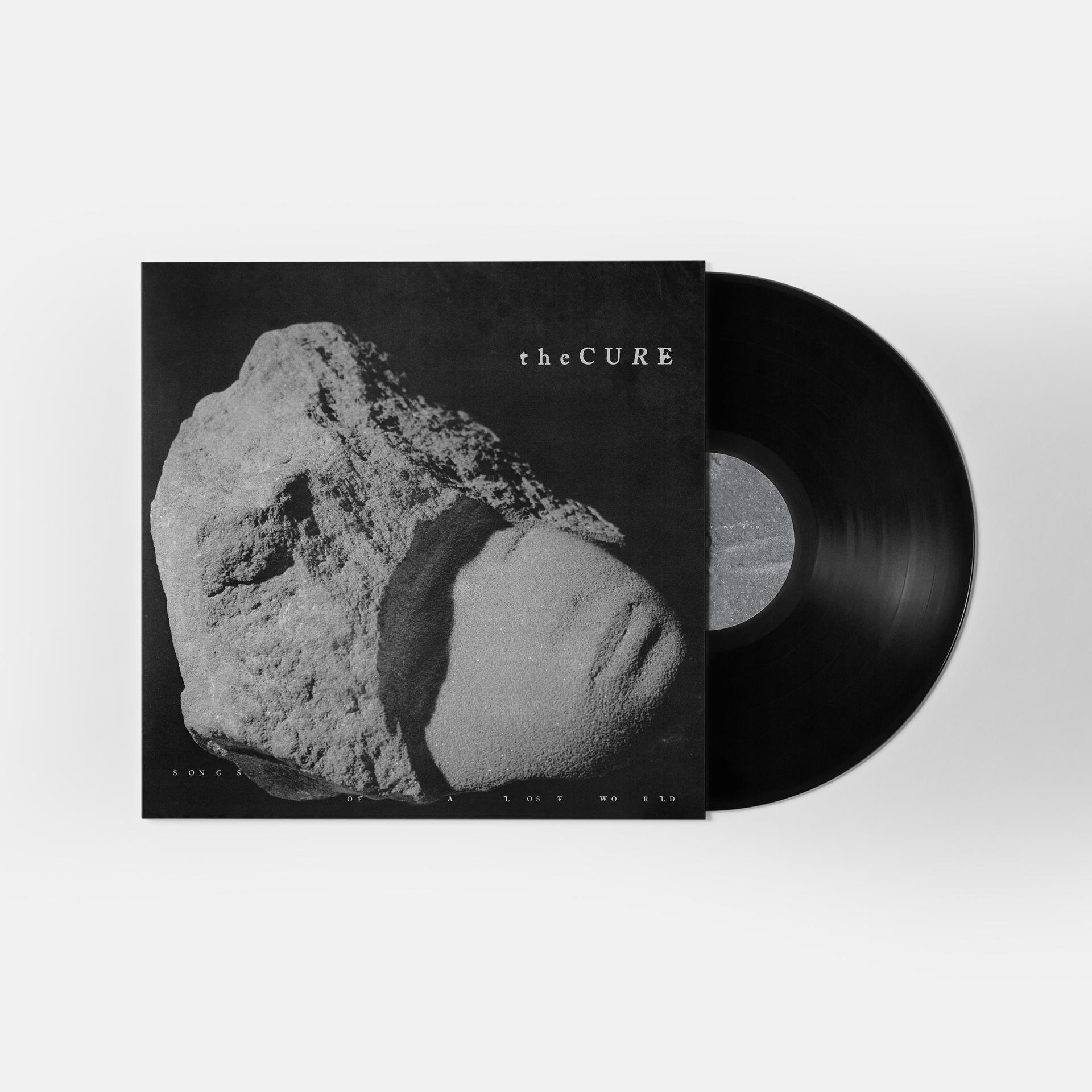 Fekete bakelit lemez fekete albumborítón, szikla képpel, és a 'the Cure' felirattal.