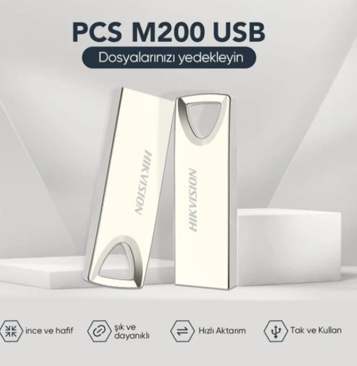 Hikvision logosu taşıyan iki gümüş USB sürücü. Üstteki metin, dosyalarınızın yedeğini alın diyor.