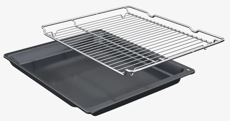 Egy nő laptopot használ a kanapén ülve.