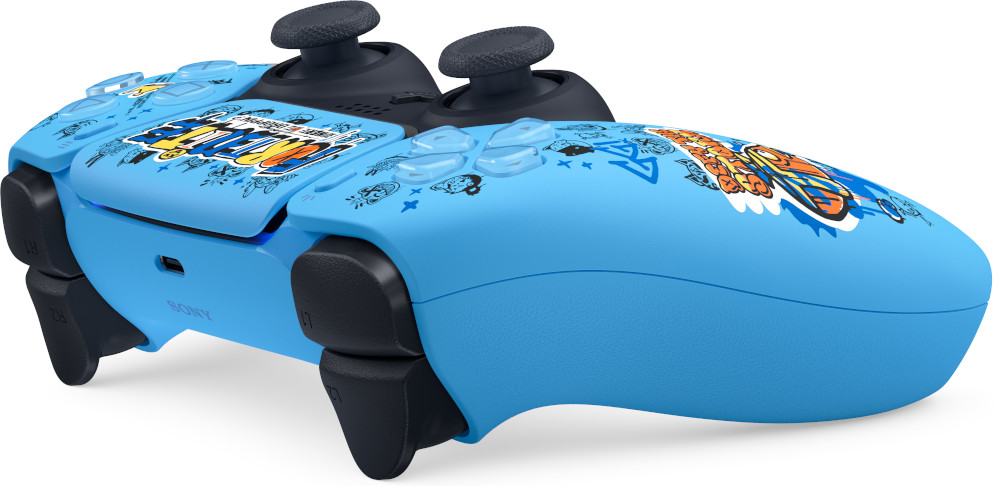 Een lichtblauwe gamecontroller met zwarte knoppen en zwarte joysticks. Versierd met kunst.