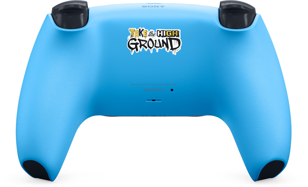 De achterkant van een blauwe PlayStation 5 controller met witte tekst op een zwarte sticker.