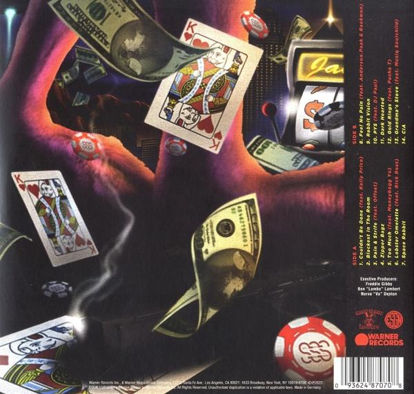 Casino-Motiv mit Spielkarten, Geld und einem Spielautomaten im Hintergrund.