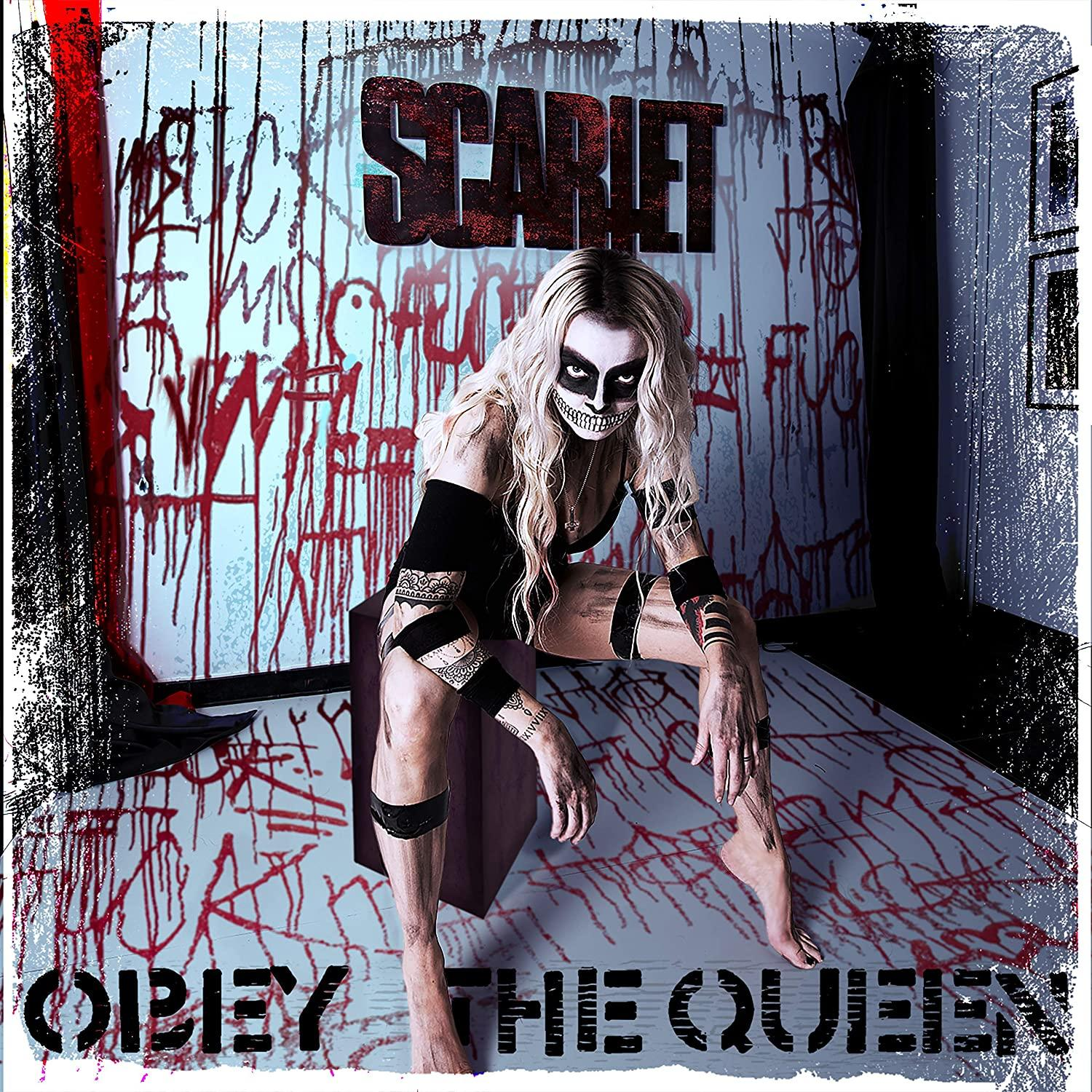 Scarlet Albumcover. Eine Frau mit Gesichtsbemalung sitzt auf einer Kiste, Graffiti im Hintergrund.