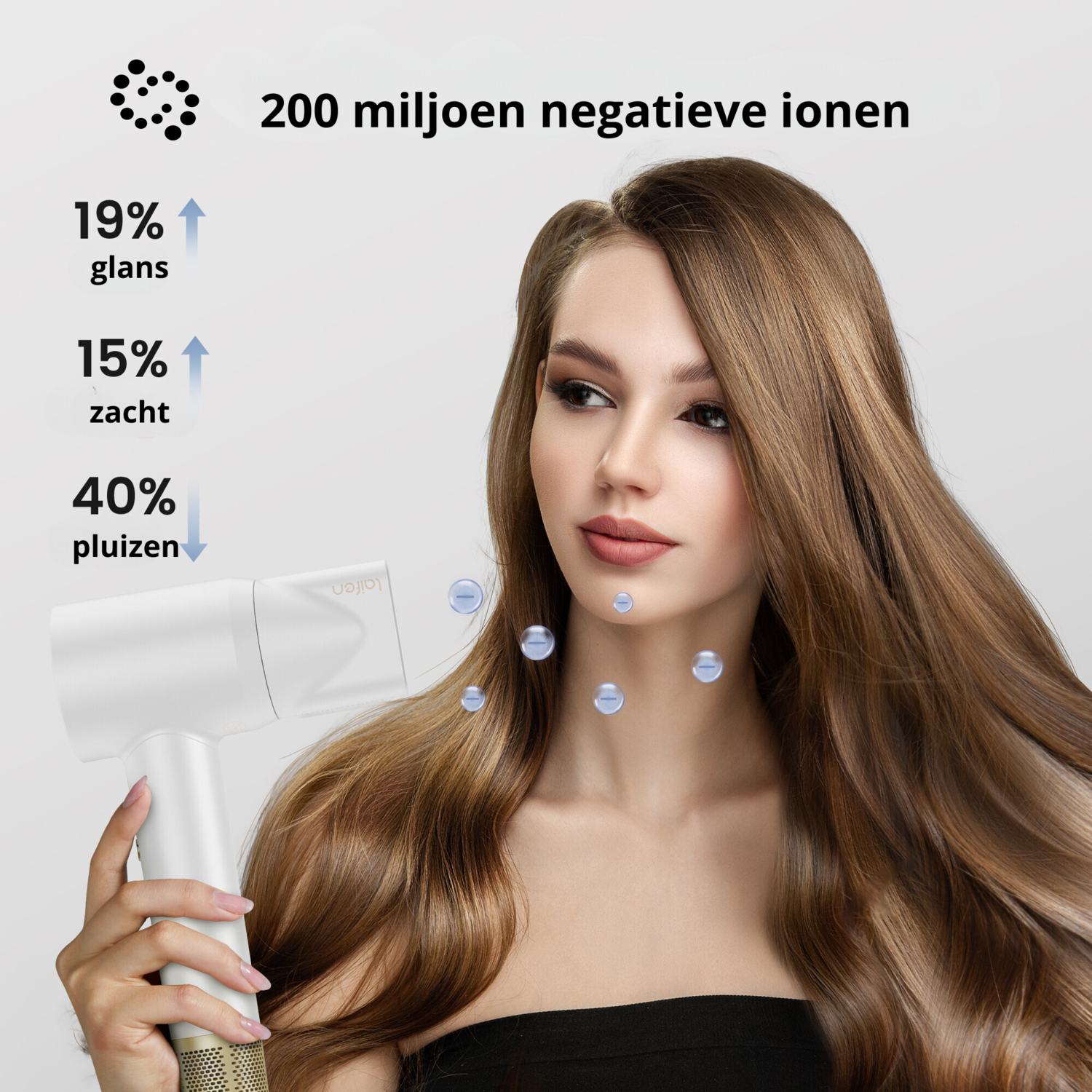 Vrouw met lang haar, houdt een witte föhn vast. Tekst over haarvoordelen.