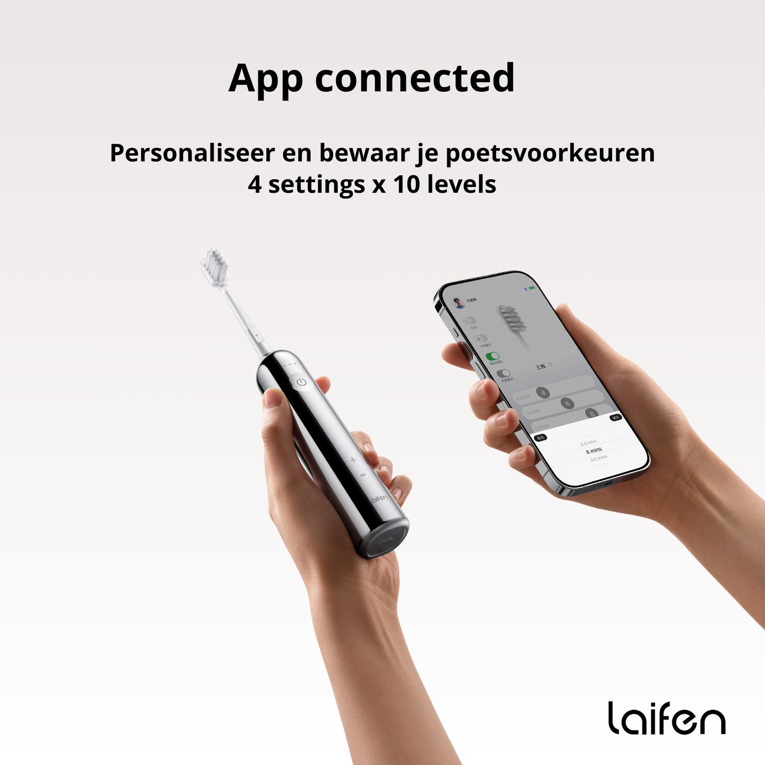 Een persoon die een tandenborstel en een telefoon vasthoudt met een app. De achtergrond is wit.