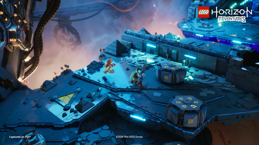 Lego-personages op een platform in een futuristische setting, met overlay van de speltitel.