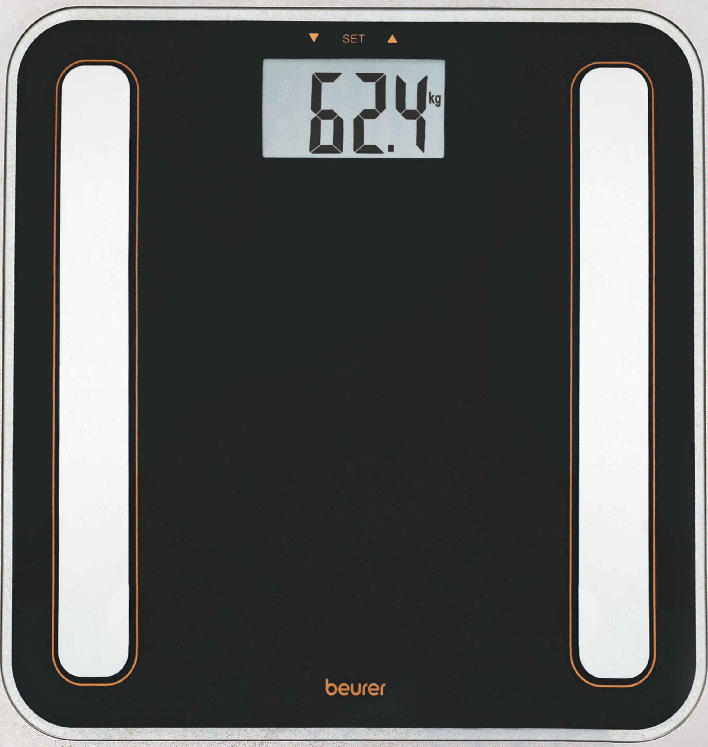 Una bilancia digitale nera mostra 62,4 kg. Ha due strisce bianche con contorni arancioni e il marchio 'beurer'.