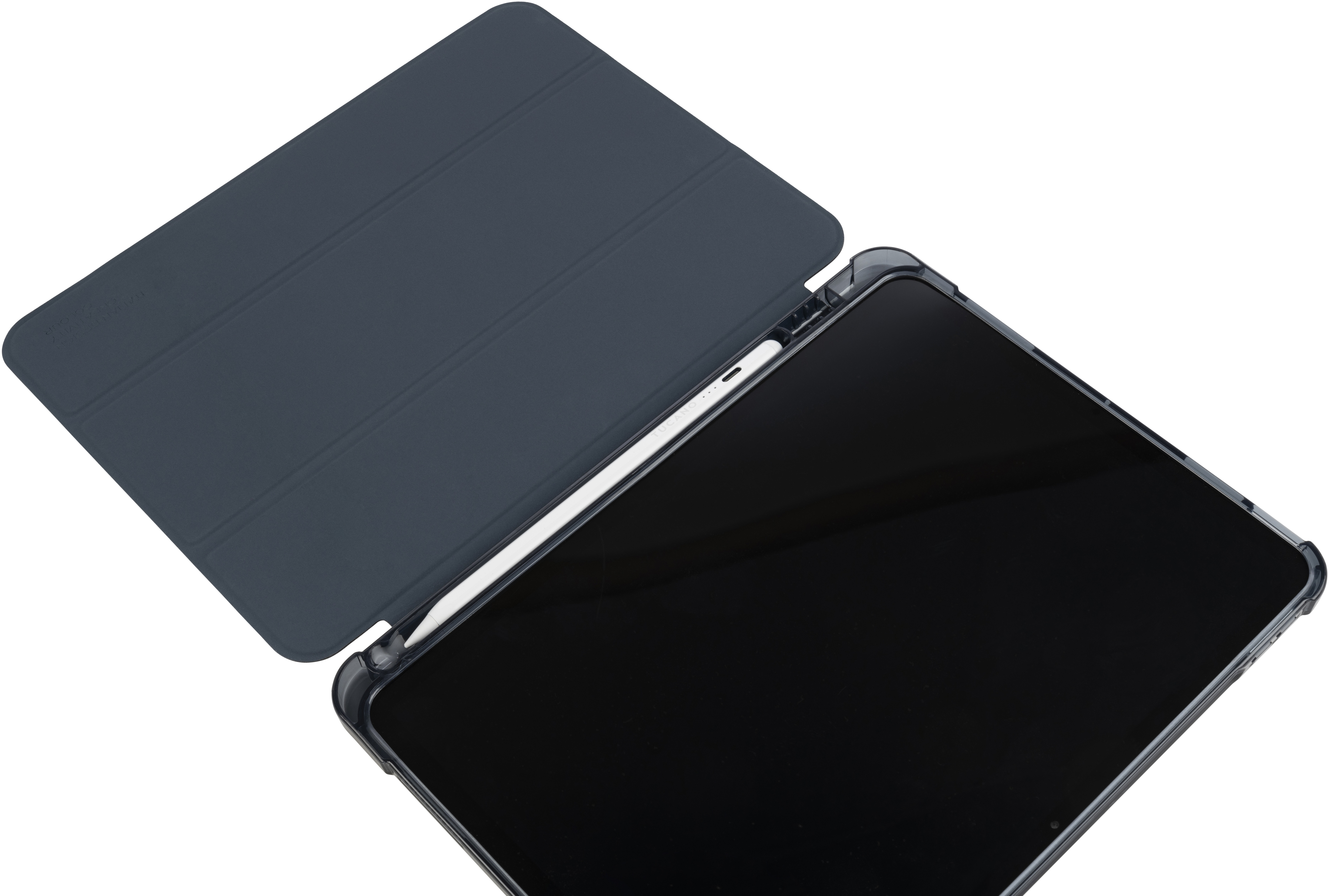 Ein iPad mit blauem Cover und weißem Stift liegt auf einer weißen Oberfläche.