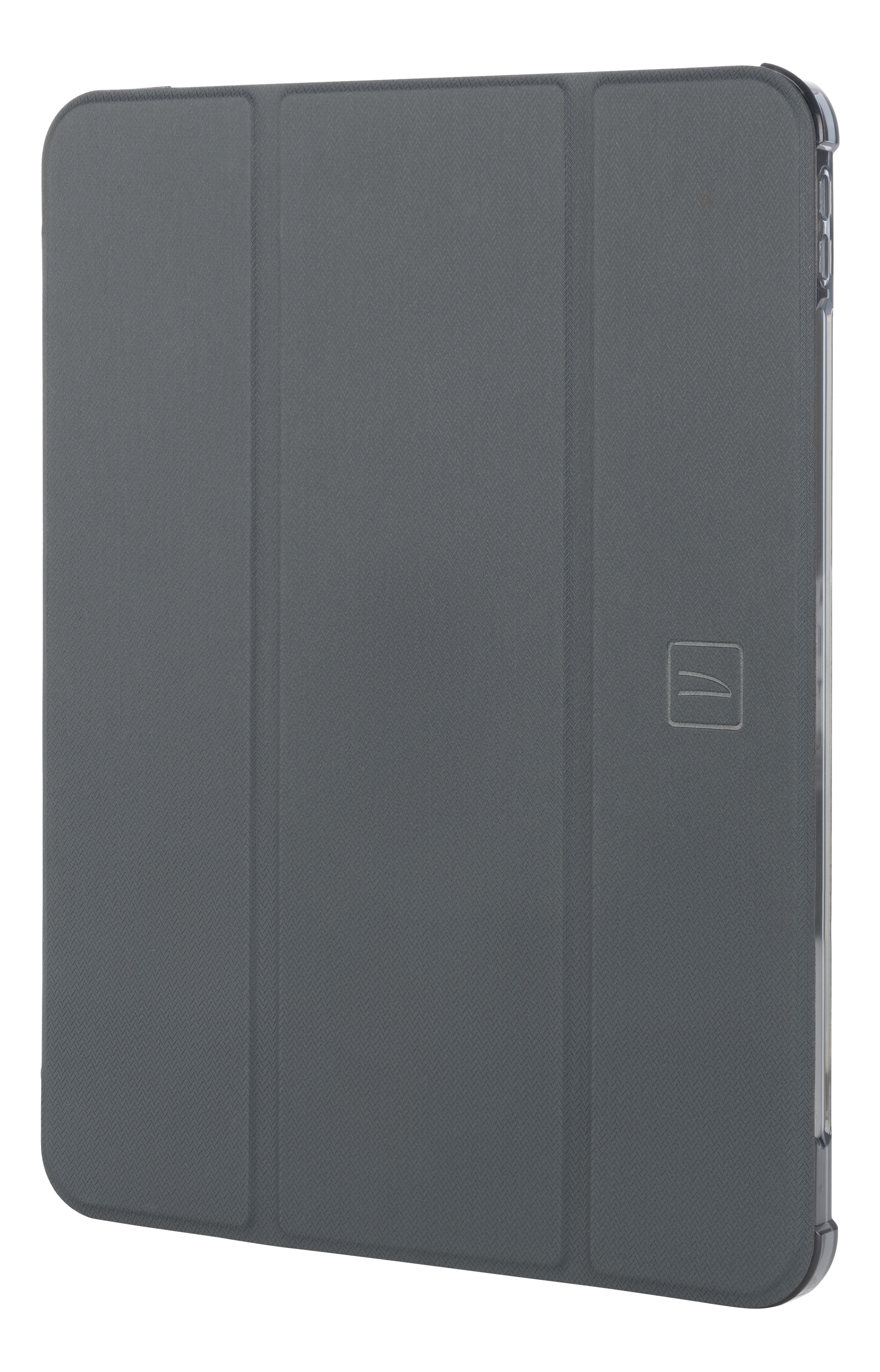Un étui de tablette gris fermé avec des plis verticaux. L'étui a un design minimaliste avec un petit logo.