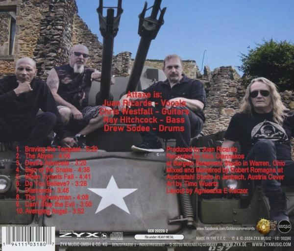 Rückseite einer CD-Hülle mit Bandfoto und Titelliste auf einem Militärfahrzeug.