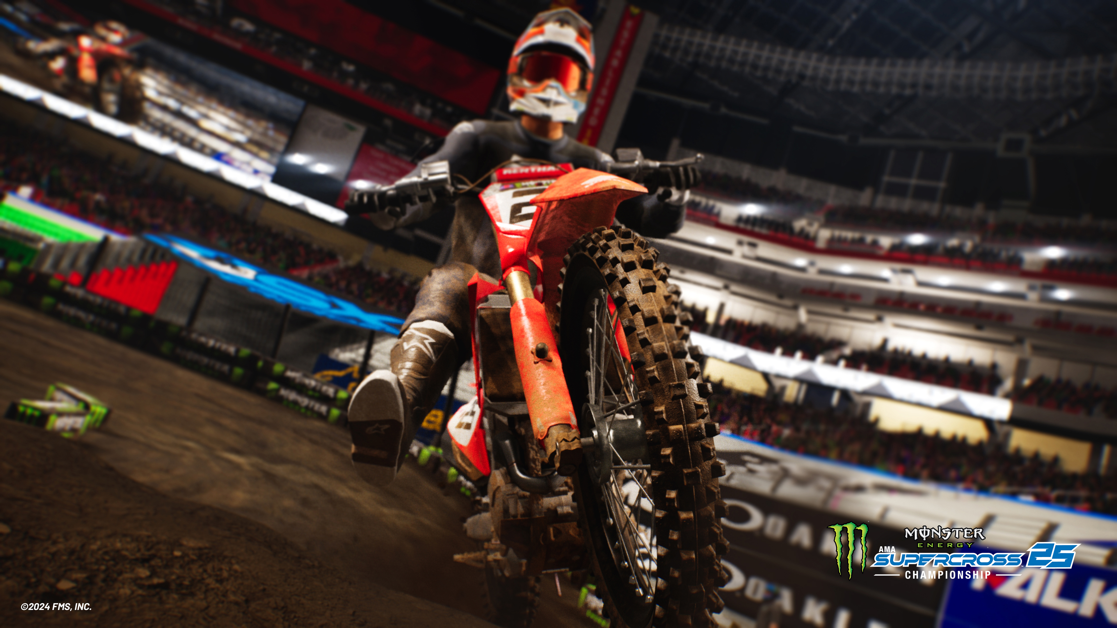 Motorcrosser op een rode motor. Close-up, in een stadion, met een logo.