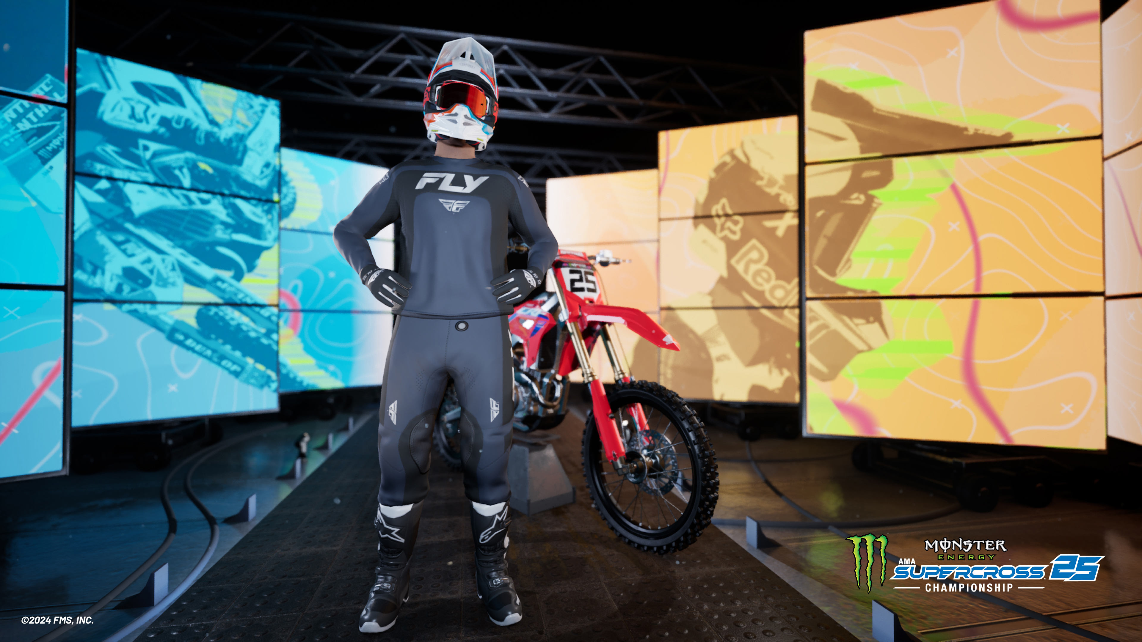 Motorcrossracer staat voor een rood-witte motor, geposeerd voor schermen.