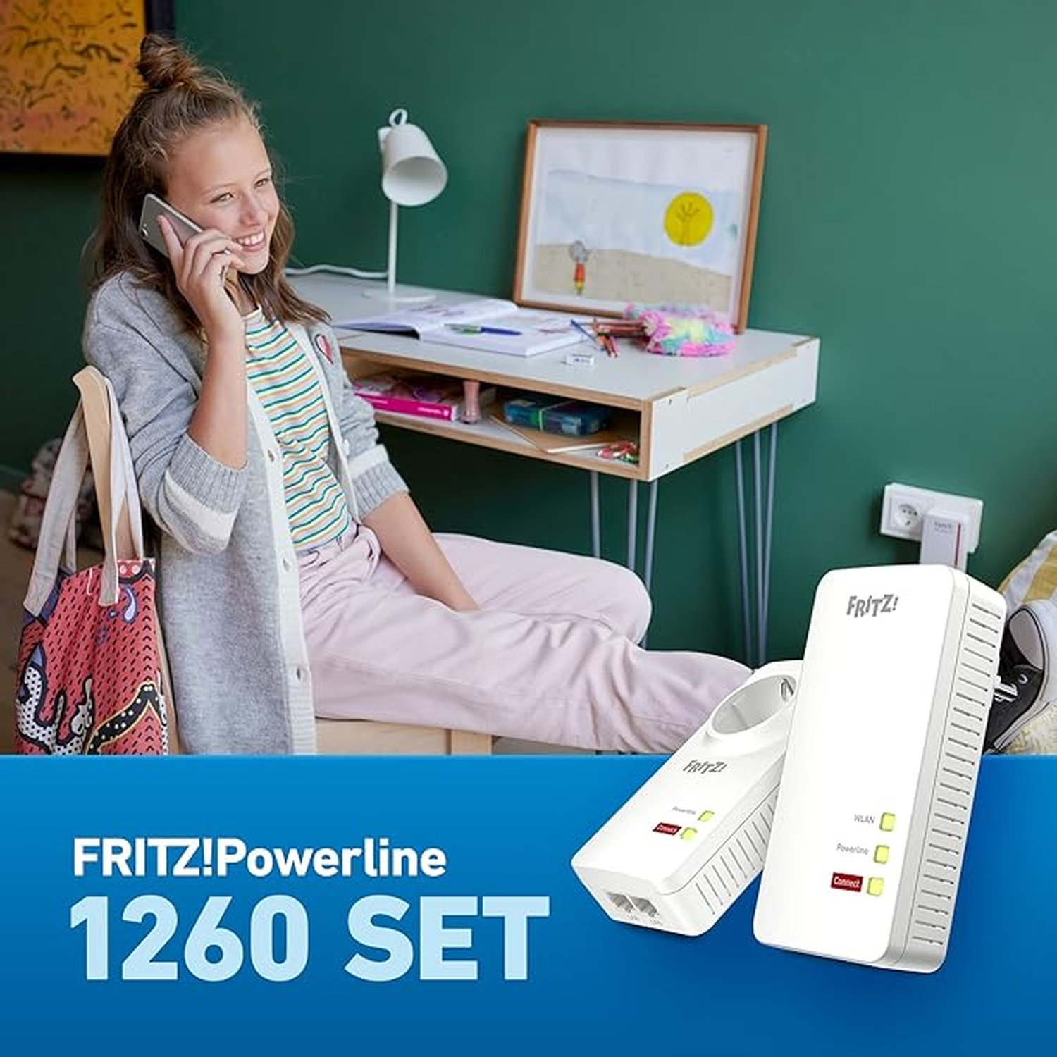 Una ragazza al telefono è seduta a una scrivania con una lampada e due adattatori Powerline bianchi. Il testo recita '1260 SET'.