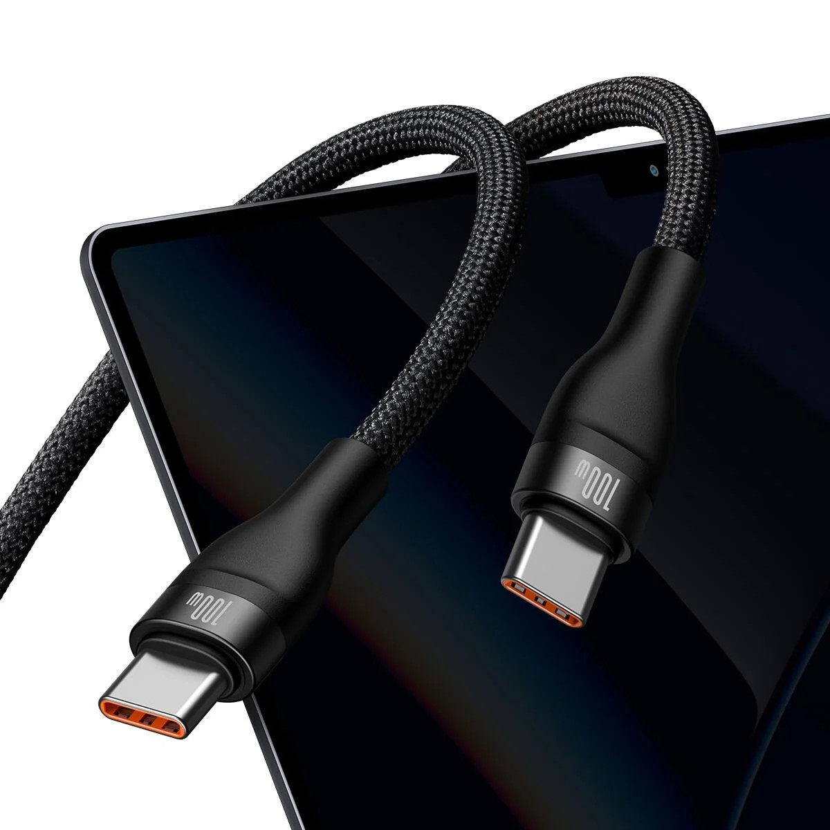 Dizüstü bilgisayara bağlı iki siyah USB-C kablosu, konektörlerde turuncu vurgular.