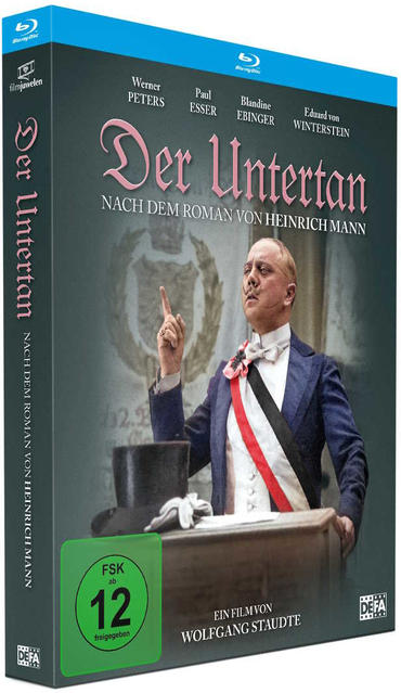Filmcover des Films 'Der Untertan'. Es zeigt einen Mann im Anzug, der zeigt. Ein Film-Rating-Label ist sichtbar.