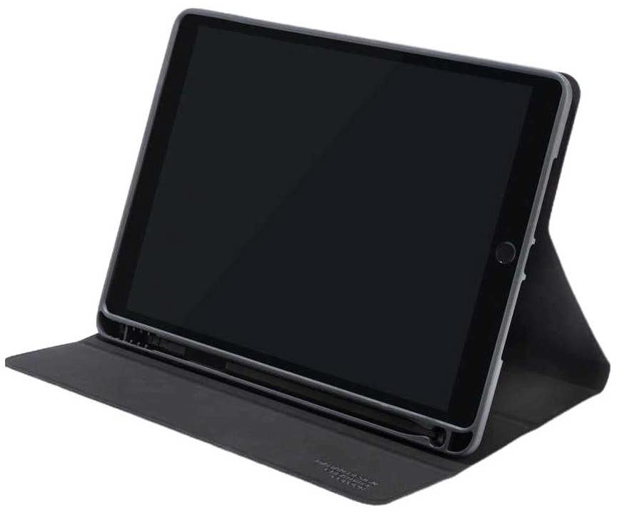 Tablet in schwarzem Etui, offen. Der Bildschirm ist schwarz. Das Etui ist offen.
