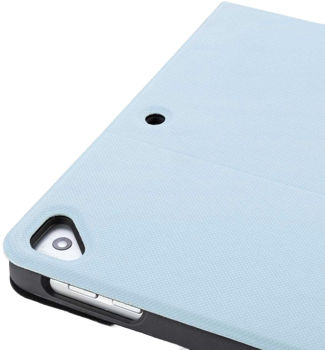 Hellblaue Tablethülle mit Kameraloch und schwarzem Rand.