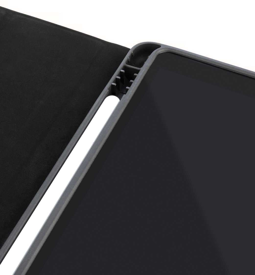 Ein Tablet mit schwarzem Bildschirm, Stift daneben platziert.