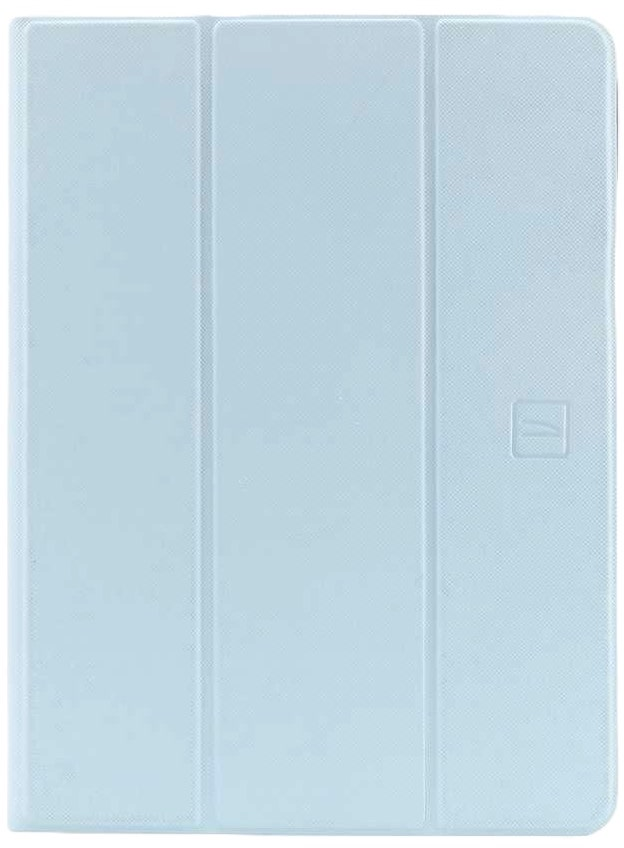 Eine hellblaue Tablethülle, geschlossen und mit vertikalen Linien.