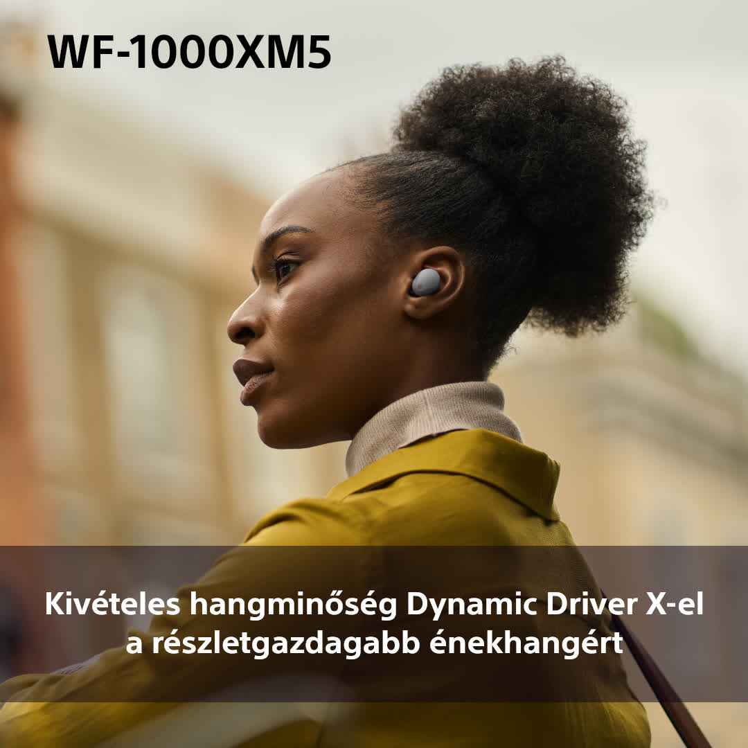 Egy sötét afroval rendelkező nő szürke fülhallgatót visel, sárga ing előtt, a hangminőségről szóló szöveggel.
