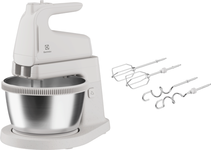 Egy fehér Electrolux kézi mixer egy tálal és három különböző keverőfejjel.