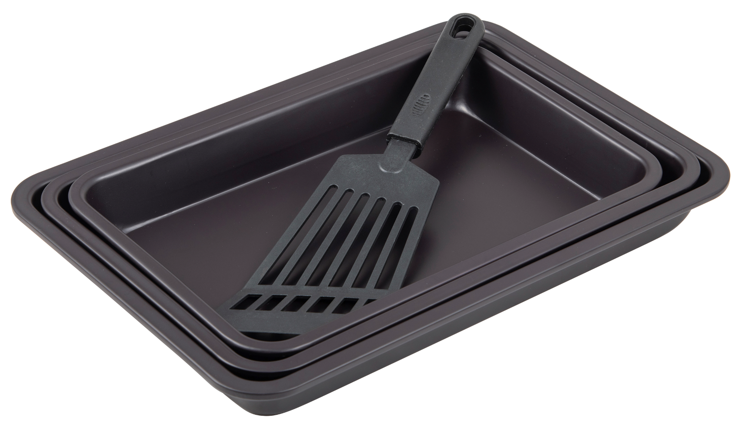 Három sütőforma és egy fekete spatula fehér felületen.
