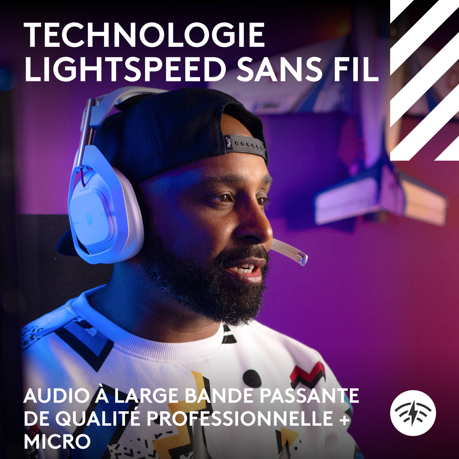 Homme portant un casque avec un microphone. Texte en haut et en bas, fond violet.