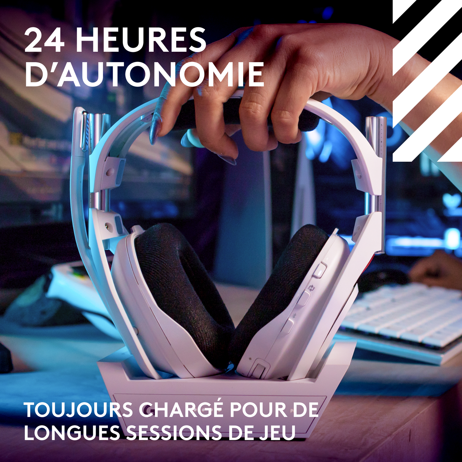 Casque gaming blanc sur socle. Texte : 24 heures d'autonomie.