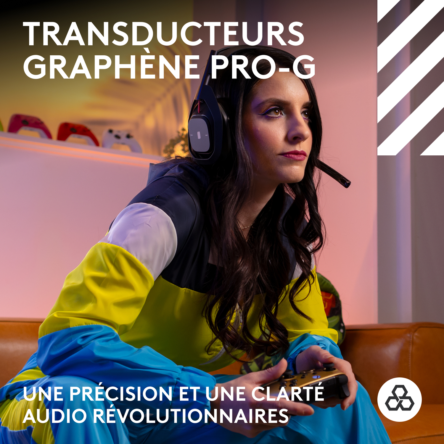Femme portant un casque, tenant une manette, jouant à un jeu vidéo. Le fond est orange et bleu.