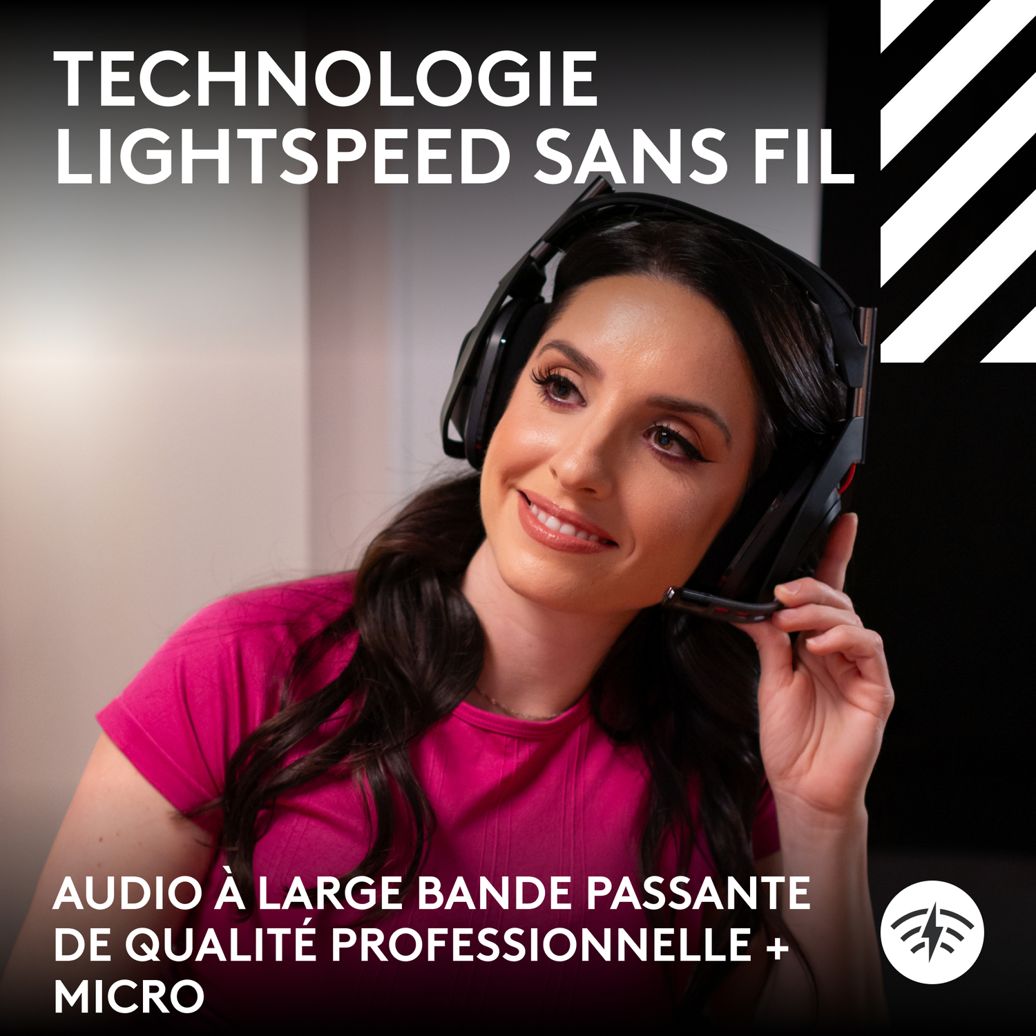 Femme portant un casque, souriante. Texte : TECHNOLOGIE LIGHTSPEED SANS FIL, AUDIO PRO.